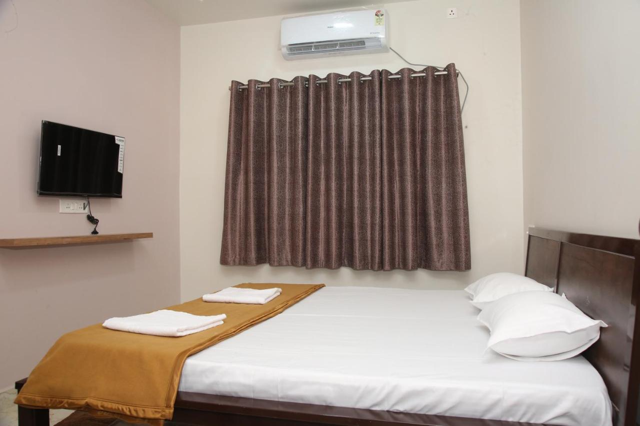 Hotel Madhusudan Executive Колхапур Екстериор снимка