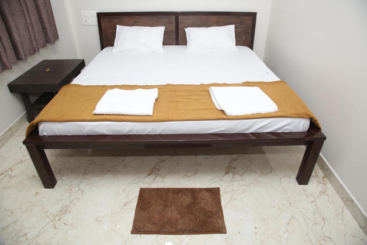 Hotel Madhusudan Executive Колхапур Екстериор снимка