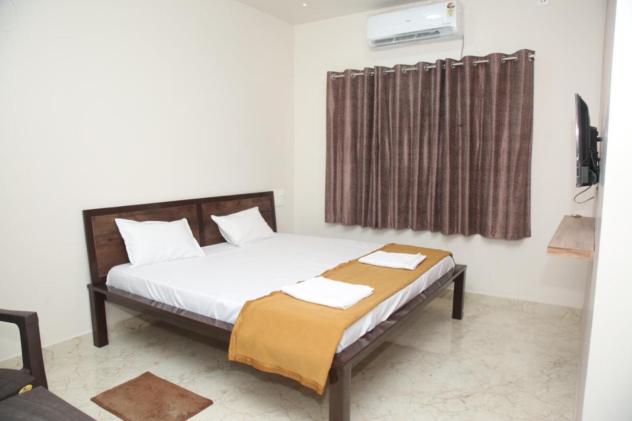 Hotel Madhusudan Executive Колхапур Екстериор снимка