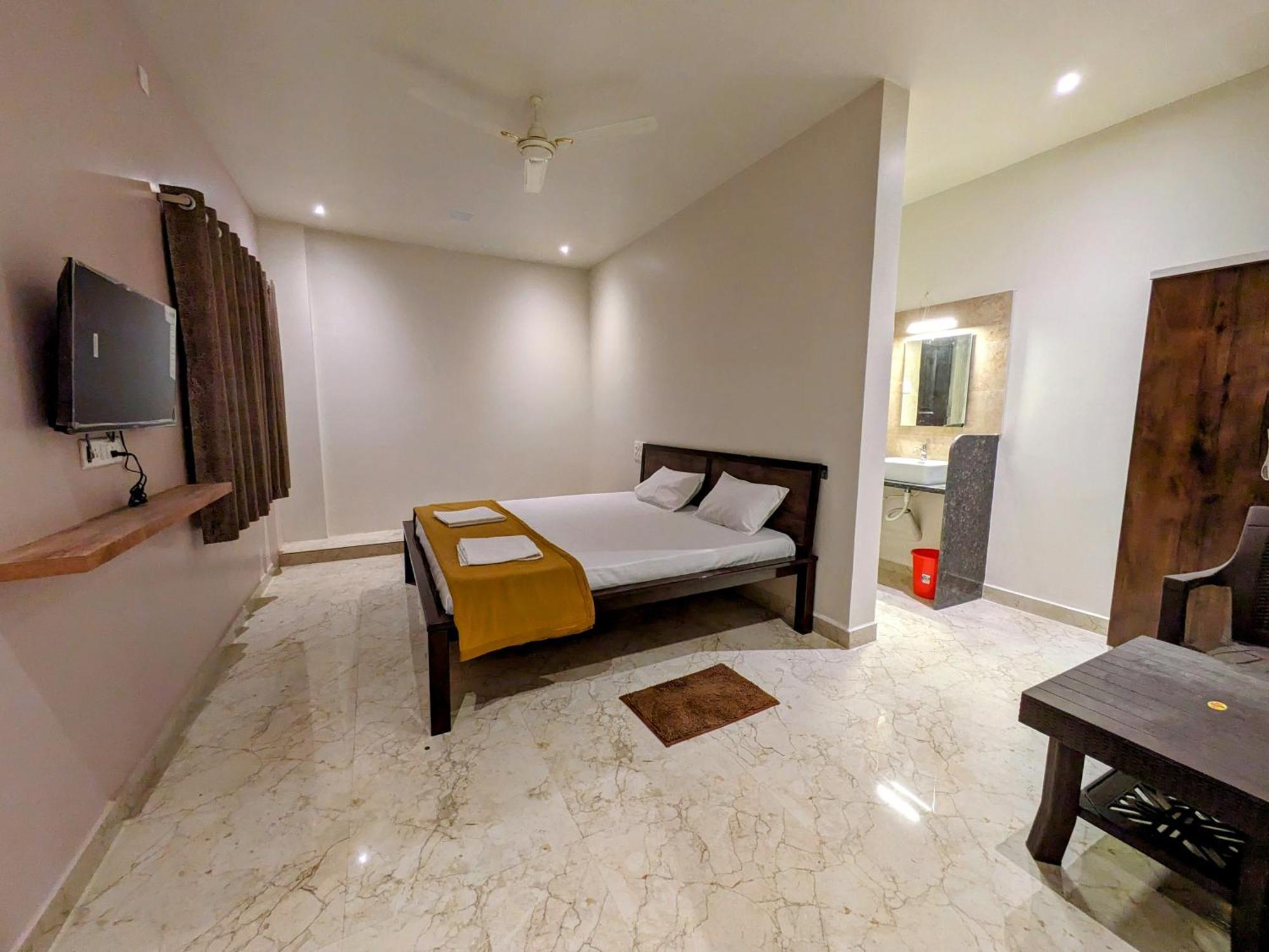 Hotel Madhusudan Executive Колхапур Екстериор снимка
